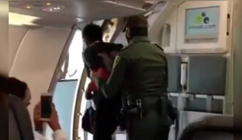 Habitante de calle alcanzó a subirse a un avión de Viva Air que iba a despegar