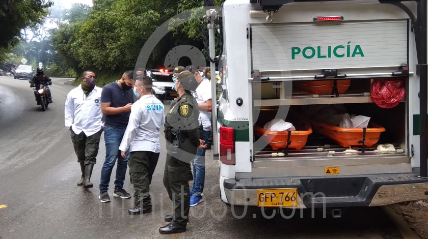 EN FOTOS Y VIDEO: Encontraron un muerto en la quebrada Santa Elena, se presume que se cayó 2 hombre hallado muerto en santa elena medellin 14 11 2020 1