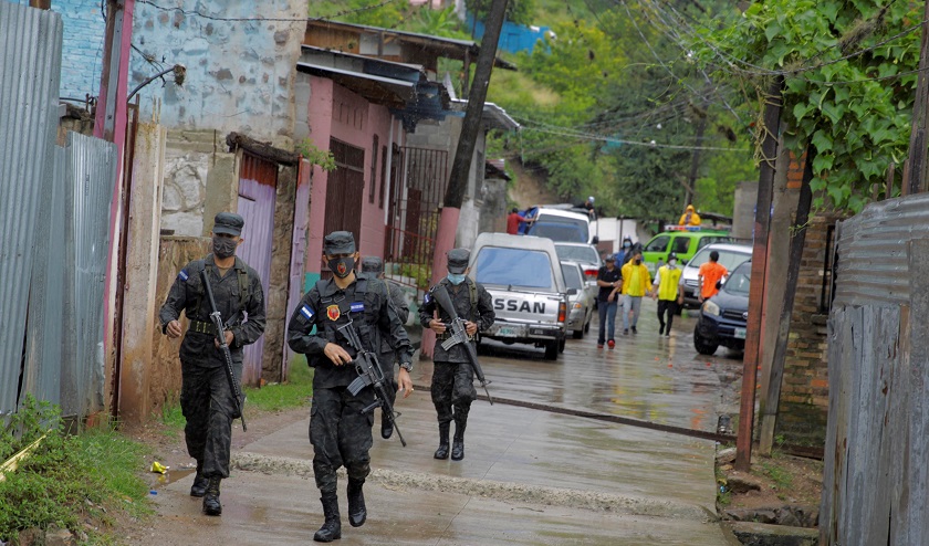 Iota salió de Honduras y cruzó a El Salvador convertida en depresión