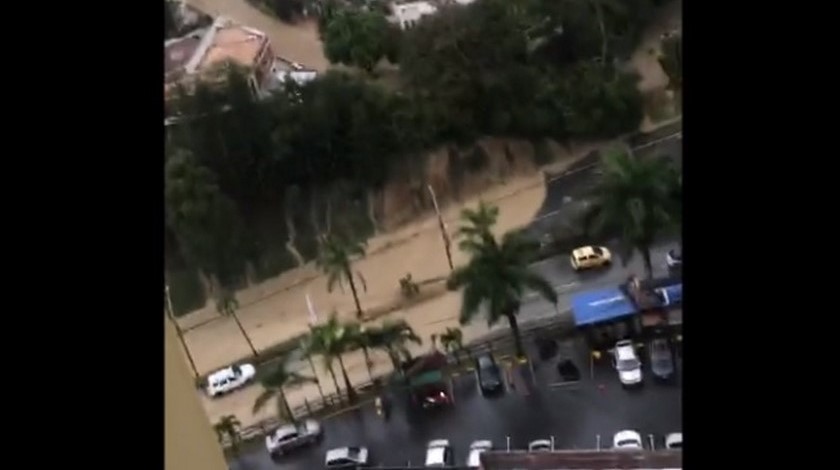 VIDEO: ¡Fue tremendo! Se volvieron a inundar las calles de la Loma del Indio con el aguacero de este sábado