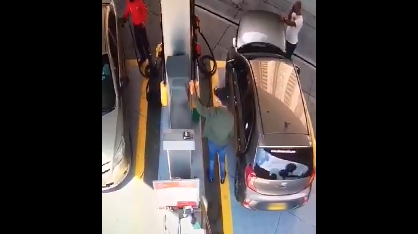 EN VIDEO: ¡Qué biblias! De frente se le iban a robar la plata a un empleado de una estación de gasolina 1 ladron
