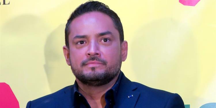 ¡En contravía! El cantante Manny Manuel sufre un segundo accidente de coche