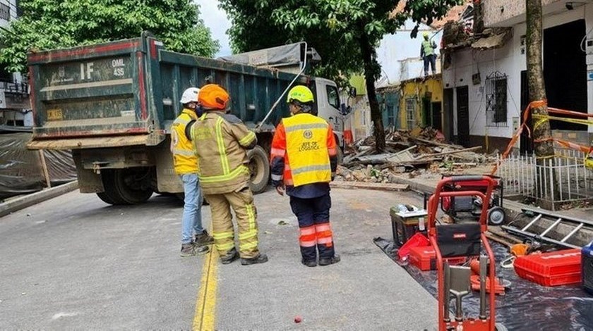 FOTOS Y VIDEO: Tres personas lesionadas y 14 evacuadas dejó el colapso parcial de tres viviendas en Manrique