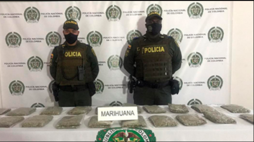 ¿Se les cayó? En plena calle de Medellín la Policía encontró tremendas ‘panelas’ de marihuana 1 marihuana incautada
