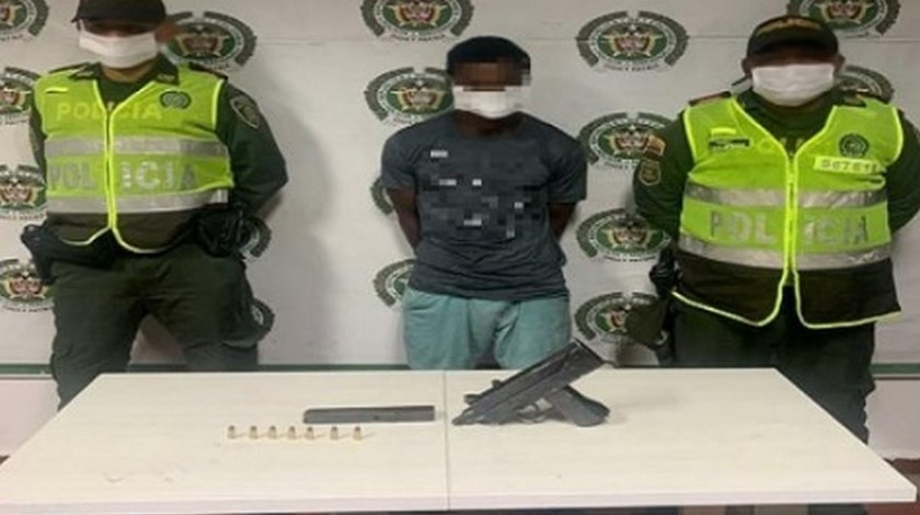 ¿Para dónde iba con eso? Llevaba en un maletín una mini uzi sin salvoconducto pero lo capturaron 1 capturado