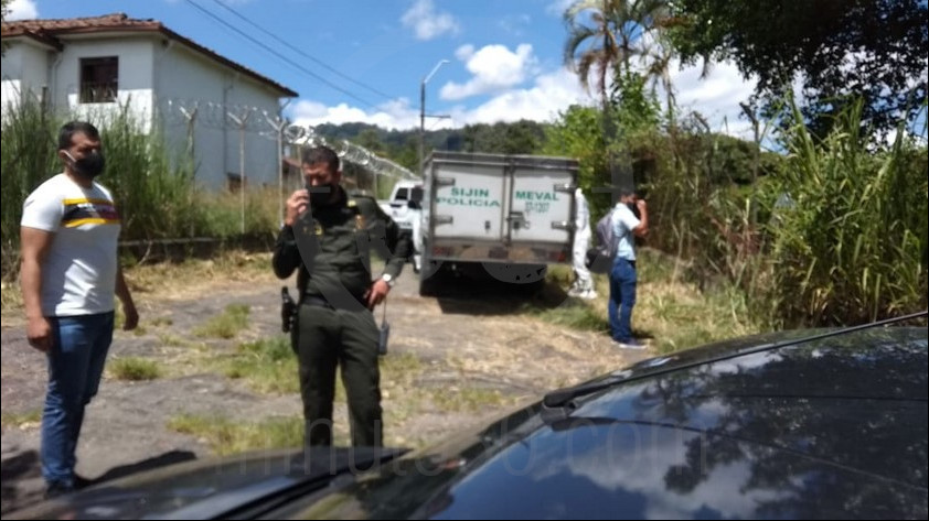 FOTOS: Encontraron el cuerpo de un hombre con heridas por arma blanca en una 'desolada' finca de Itagüí 3 muerto itagui finca