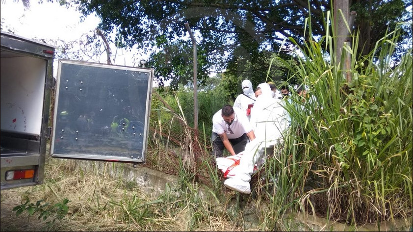 FOTOS: Encontraron el cuerpo de un hombre con heridas por arma blanca en una 'desolada' finca de Itagüí 10 muerto itagui finca10