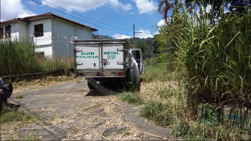 FOTOS: Encontraron el cuerpo de un hombre con heridas por arma blanca en una 'desolada' finca de Itagüí 2 muerto itagui finca2