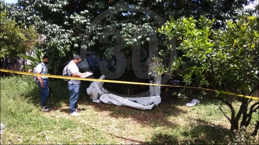 FOTOS: Encontraron el cuerpo de un hombre con heridas por arma blanca en una 'desolada' finca de Itagüí 5 muerto itagui finca36