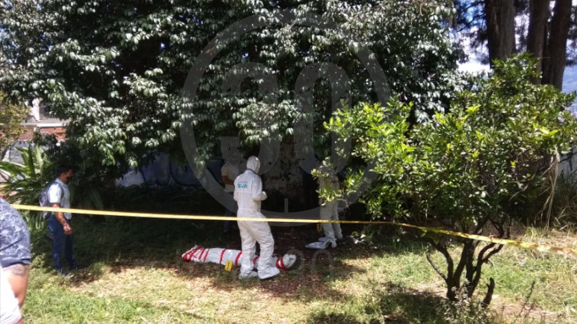FOTOS: Encontraron el cuerpo de un hombre con heridas por arma blanca en una 'desolada' finca de Itagüí 6 muerto itagui finca5