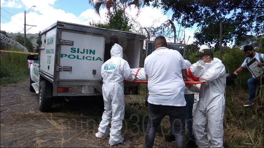 FOTOS: Encontraron el cuerpo de un hombre con heridas por arma blanca en una 'desolada' finca de Itagüí 12 muerto itagui finca7