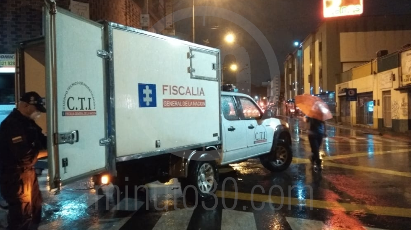 EN FOTOS Y VIDEO: Se ‘descompensó’ una mujer en el centro de Medellín, cuando la revisaron estaba muerta 6 mujer murio en el centro de mellin 3