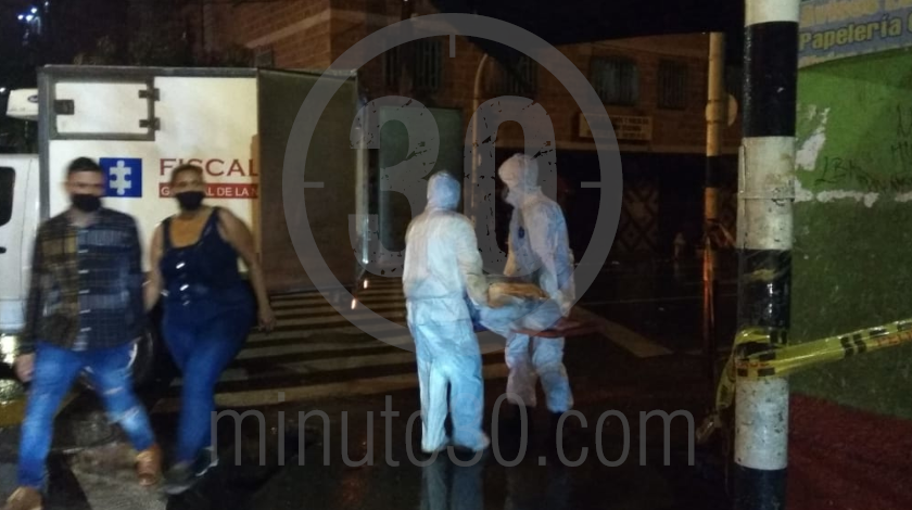EN FOTOS Y VIDEO: Se ‘descompensó’ una mujer en el centro de Medellín, cuando la revisaron estaba muerta 4 mujer murio en el centro de mellin 5