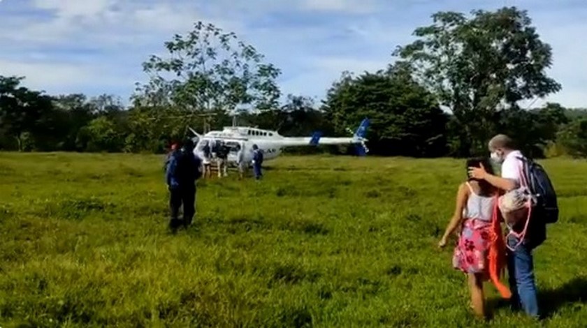 VIDEO: Padres fueron arrasados por la creciente de un río en Mutatá mientras sus tres hijos estaban en la orilla