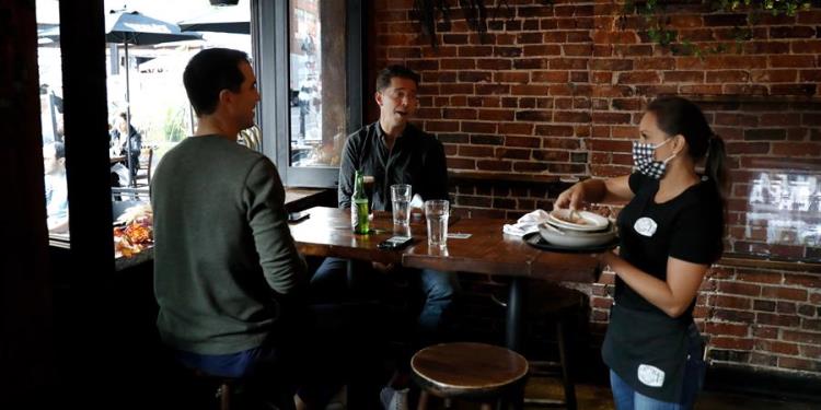 ¡Para frenar una segunda ola! Nueva York restringe restaurantes y limita reuniones