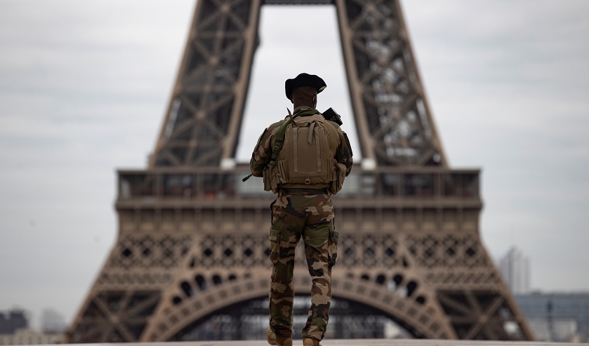 París impone toque de queda nocturno para endurecer el confinamiento ya vigente