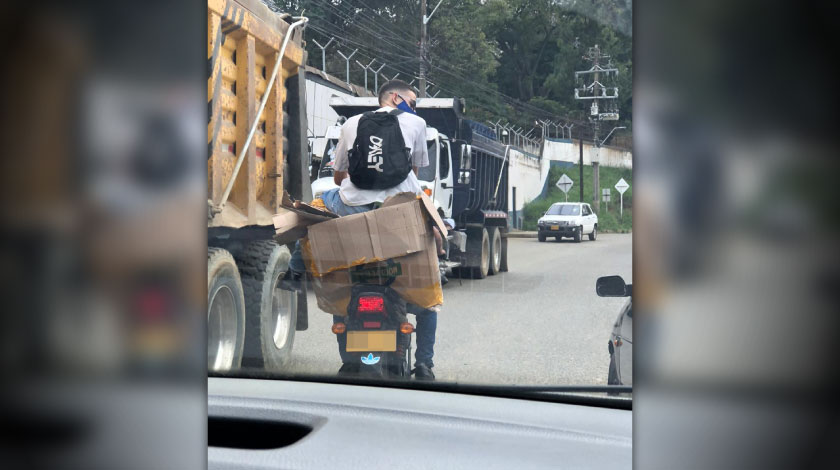 EN VIDEO: ¿Colombianada? Así iba un parrillero por Bello 1 parrillero en bello