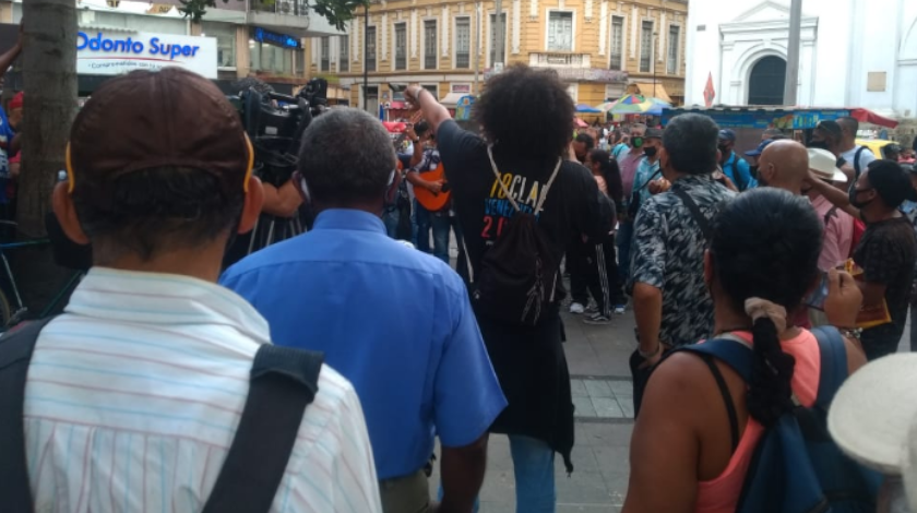 Artistas callejeros, tinteras y comerciantes informales adelantan plantón en el Parque Berrío