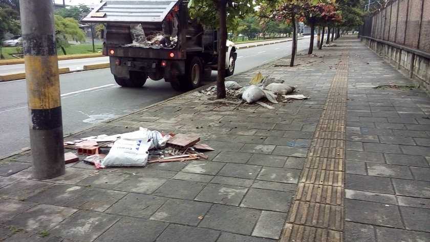 ¡En serio, no sean cochinos! Emvarias recogió escombros mal puestos en un árbol, en plena avenida 30
