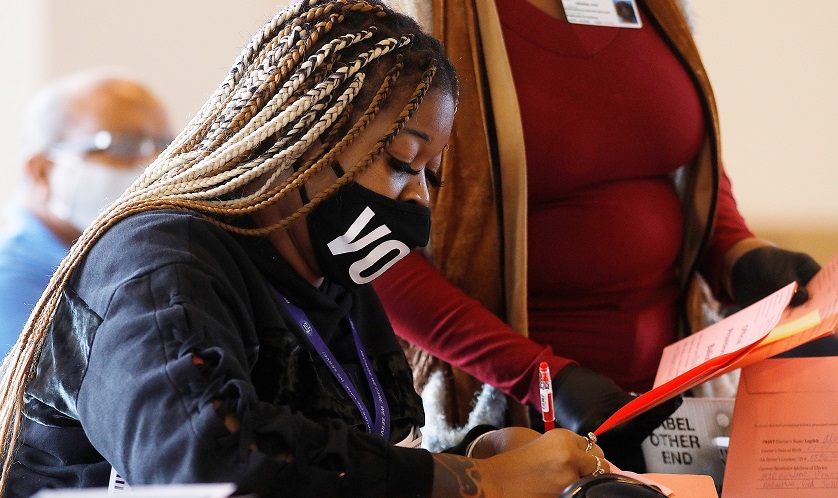 La autoridad electoral de Georgia se retracta de dar ganador a Biden y aún procesa resultados