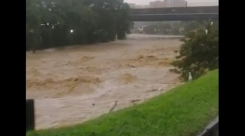 VIDEO: ¡Casi se sale! El río Medellín estuvo 'a punto' de desbordarse a la altura de La Macarena por el aguacero de esta tarde 1 Río