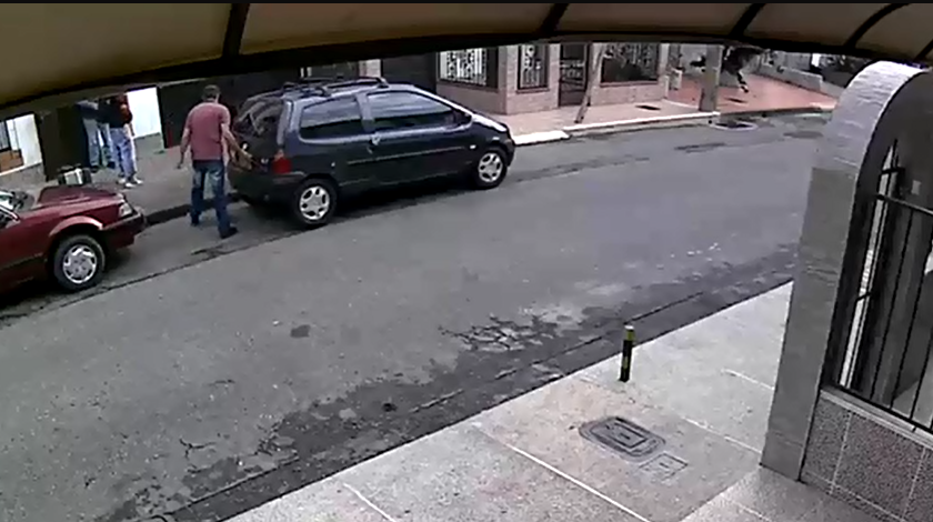 EN VIDEO: Bien tranquilos y a pie, dos ladrones le quitaron un carro a un señor en el barrio San Pablo 1 robo de carro en san pablo