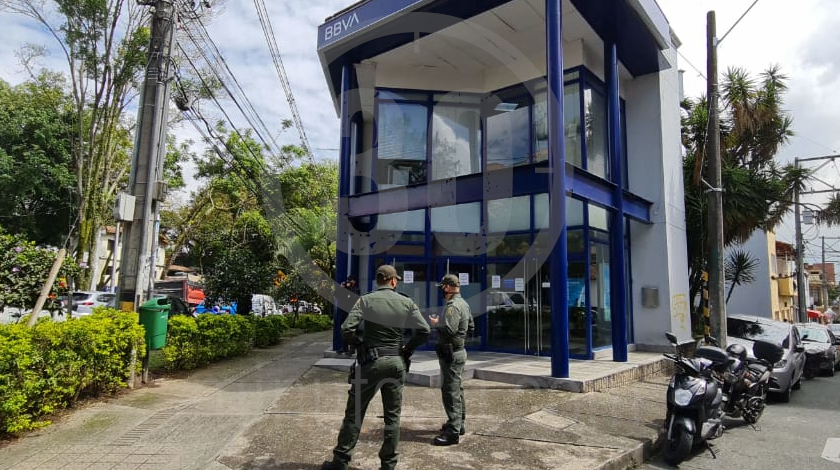 Dos sujetos armados cometieron un atraco en el BBVA del parque de Belén 3 robo en banco de belen 2