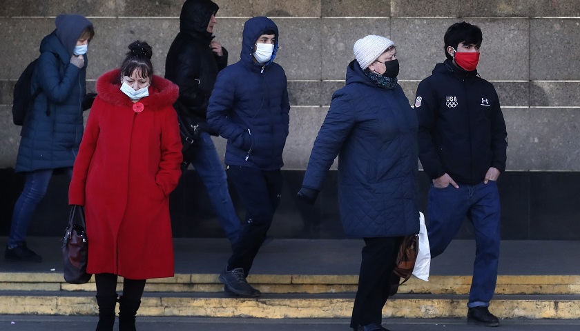 Putin llama a "no maquillar la situación" ante avance de la covid-19 en Rusia