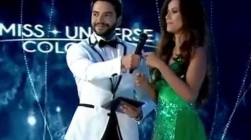 VIDEO: ¡Qué embarrada! Actor y presentador Sebastián Carvajal cometió tremendo error en Miss Universe Colombia con finalista