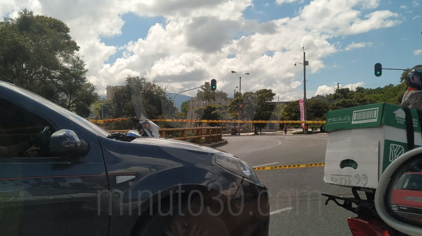 ¡Vaya con paciencia! Hay tremendo taco entrando al Centro de Medellín y el Metro suspendió operación de buses 1 taco en el centro 1