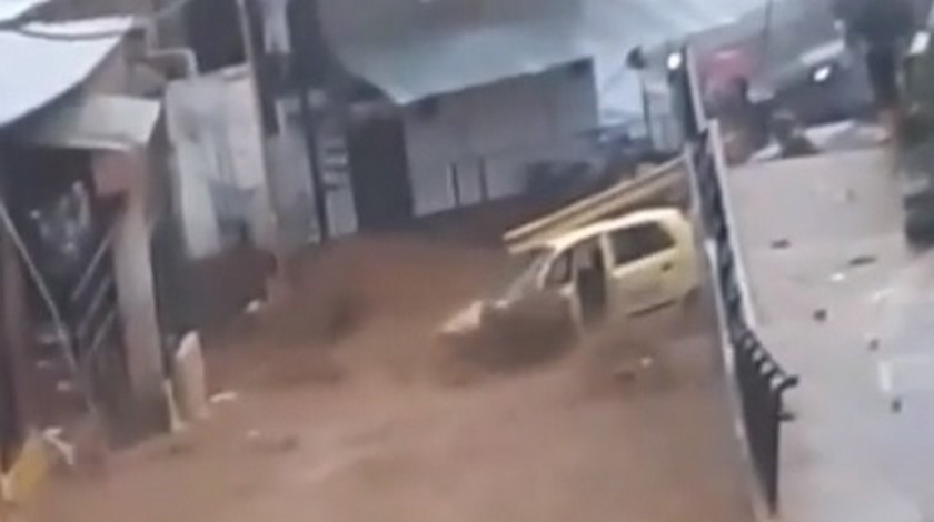 VIDEO: ¡Impresionante! Taxi quedó atrapado en la mitad de la calle de Manrique -parte alta- en aguacero de esta tarde