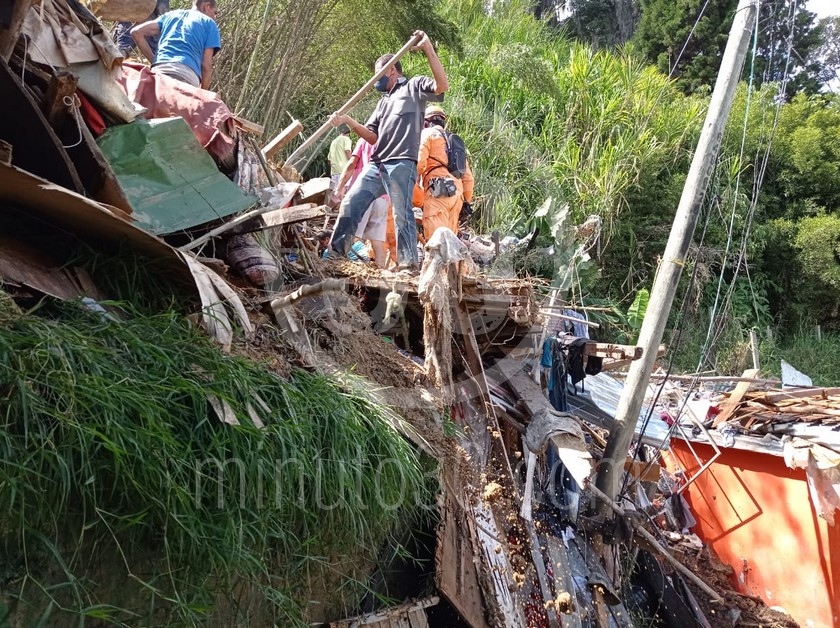 FOTOS: Autoridades adelantan labores de búsqueda de las personas desaparecidas en derrumbe de Itagüí 20 1 6 2