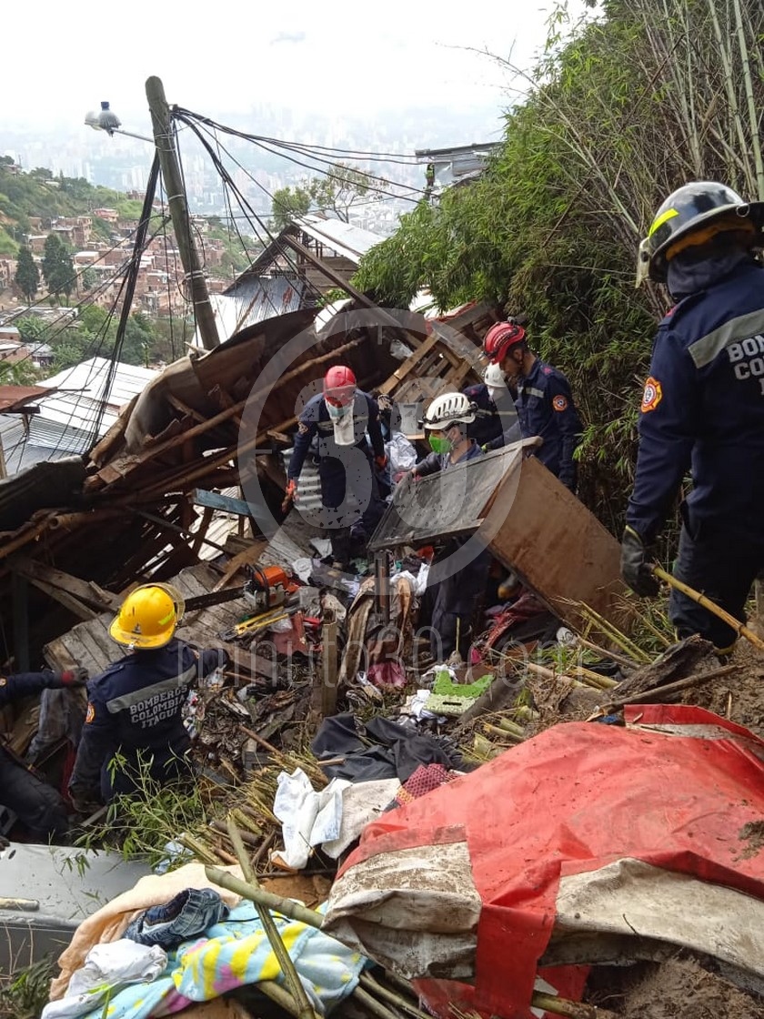 FOTOS: Autoridades adelantan labores de búsqueda de las personas desaparecidas en derrumbe de Itagüí 24 5 5 1