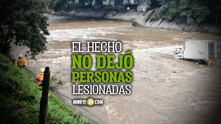 Videos: ¿Cómo terminó ahí? Camión se fue al río Medellín, y lo sacaron a punta de cuerdas