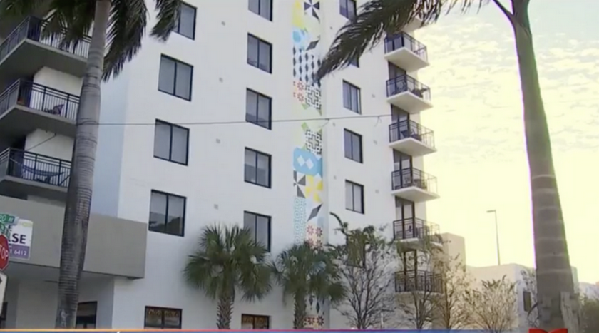 Niña de dos años sobrevivió tras caer desde el cuarto piso de un edificio