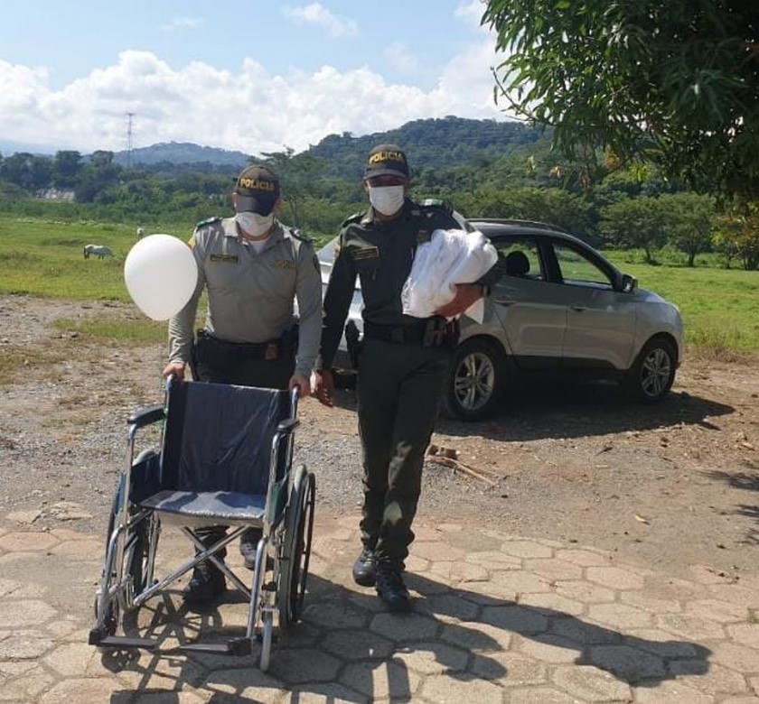 ¡Bien hecho! Policía de Antioquia gestiona silla de ruedas para un niño con parálisis cerebral 3 POLICIA 24