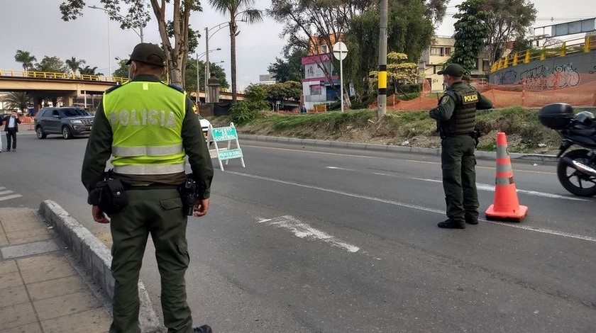 Video: ¡Qué joyitas! Capturan a 23 policías que se hacían los 'ciegos' y dejaban delinquir en Belén 1 POLICIA CONTOL EN CUARENTENA 2