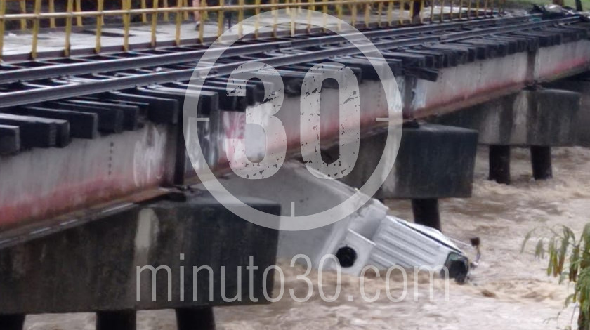 ¡Se salvaron de milagro! Cayeron a un río dentro del vehículo y lograron salir 8 Rio1