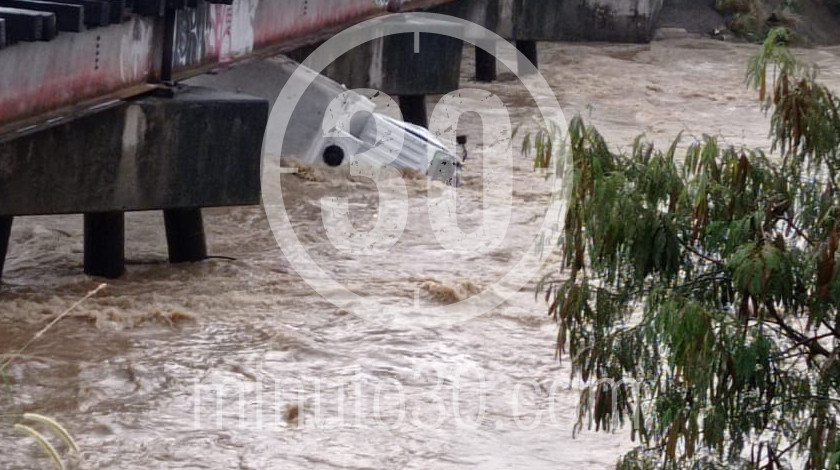 ¡Se salvaron de milagro! Cayeron a un río dentro del vehículo y lograron salir 9 Rio2