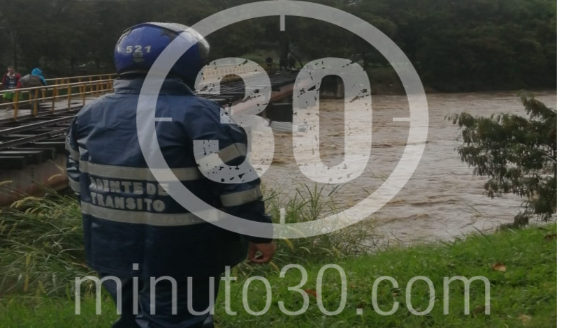 ¡Se salvaron de milagro! Cayeron a un río dentro del vehículo y lograron salir 10 Rio4