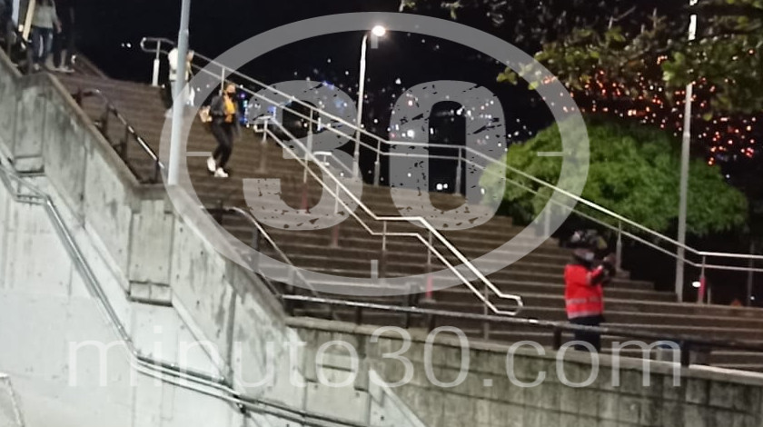 ¡Qué angustia! Una mujer intentó suicidarse en la estación Madera del Metro de Medellín 10 Suicidi4
