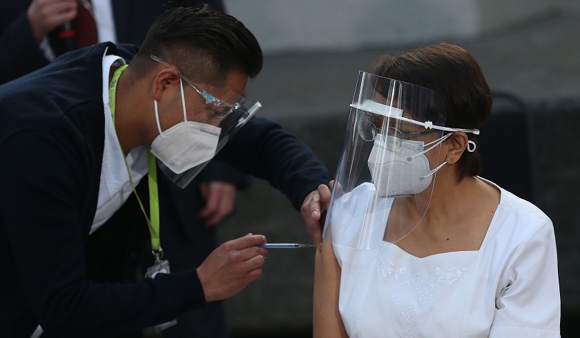 Enfermera mexicana de 59 años, primera latinoamericana con vacuna de Pfizer