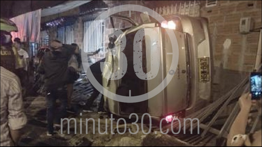 EN FOTO Y VIDEO: Accidente de tránsito en Medellín deja a cuatro personas lesionadas