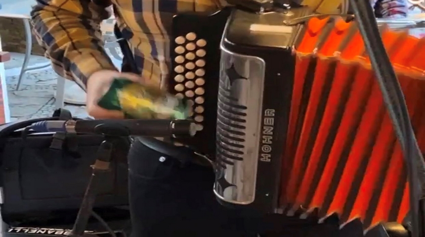 ¡Que Belleza!: En toque de queda y ley seca, Policía interrumpe fiesta de Rolando Ochoa con casi 300 personas