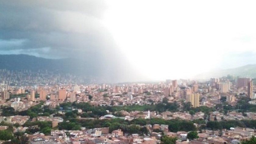 FOTOS: ¡El agua viene del sur! Fuertes chaparrón se soltó en varios sectores de Medellín 1 aguacero lluviasd medellin