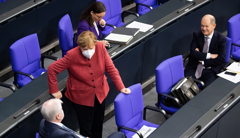 Angela Merkel pasa de su habitual postura para advertir las consecuencias del COVID