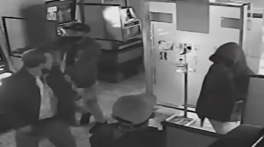 EN VIDEO: ¡Qué descarados! Se metieron a local de ‘maquinitas’ de Sonsón, atracaron a los clientes y se llevaron lo del día