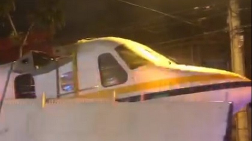 VIDEO: ¿Qué hacía una avioneta desarmada por Manrique? La pregunta de muchos ciudadanos al verla pasar en una tractomula