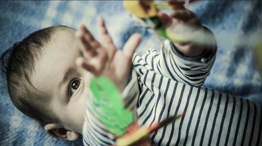 ¿Se le debe pagar o no? El debate que generó una abuelita al cobrarle a su hija por cuidar a su nieto