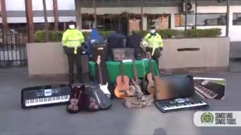 VIDEO: ¡Descarados! Los bajaron de los techos tras hurtar instrumentos musicales de una fundación